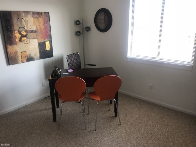 Building Photo - 2600 Woodmeadow Dr SE