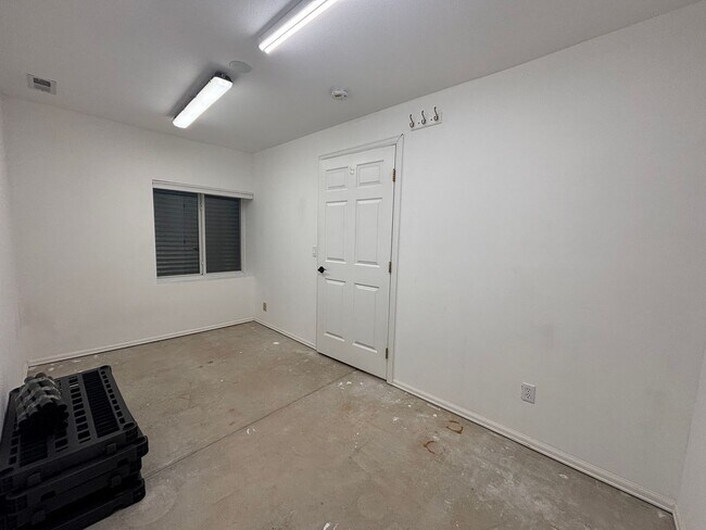 Building Photo - 4 Bedroom, 3.5 Bathroom Home with A/C! - A...