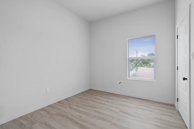 Building Photo - 9725 Kerr St