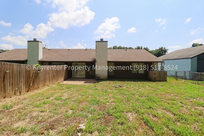 Building Photo - 4902 S Gum Ave