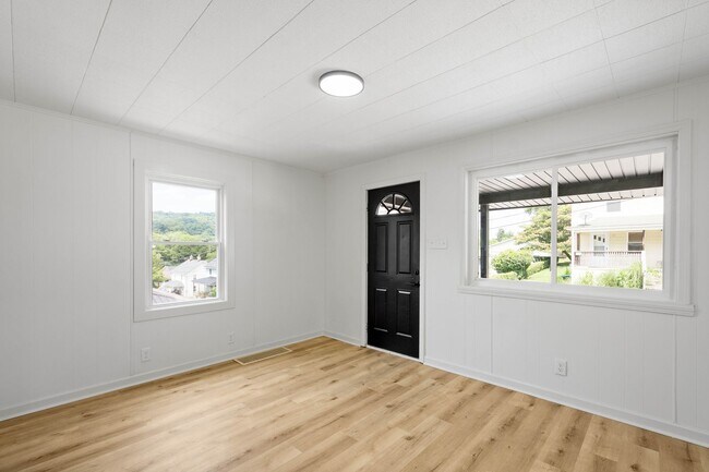 Building Photo - READY FOR MOVE IN! FULLY RENOVATED 2-BEDRO...
