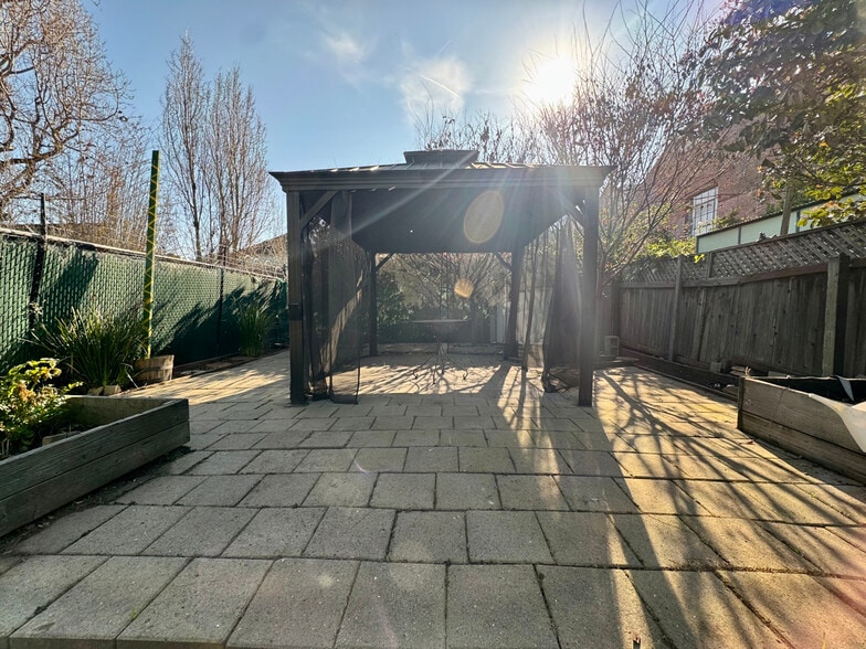 Building Photo - 695 30th St