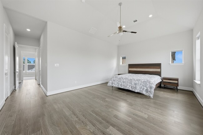 Building Photo - 8612 Emnora Ln