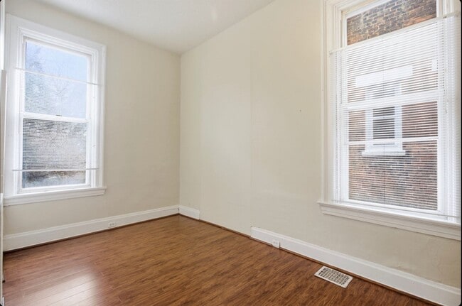 Building Photo - 122 E University Ave