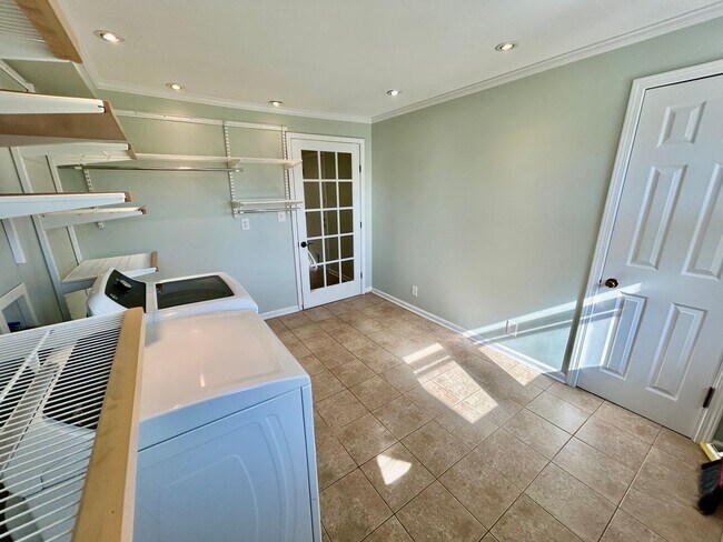 Building Photo - Amazing Home in Tahoma Terrace!