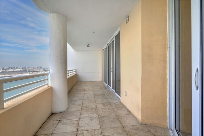 Building Photo - 848 Brickell Key Dr