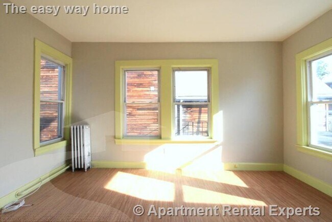 Building Photo - 569 Main St