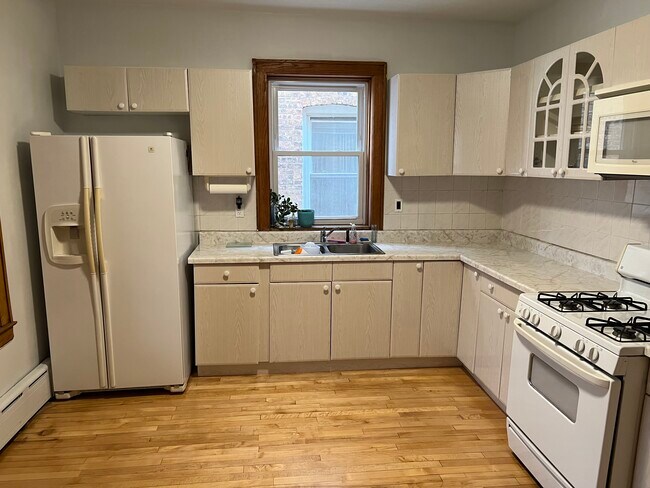 Kitchen - 5353 W Newport Ave