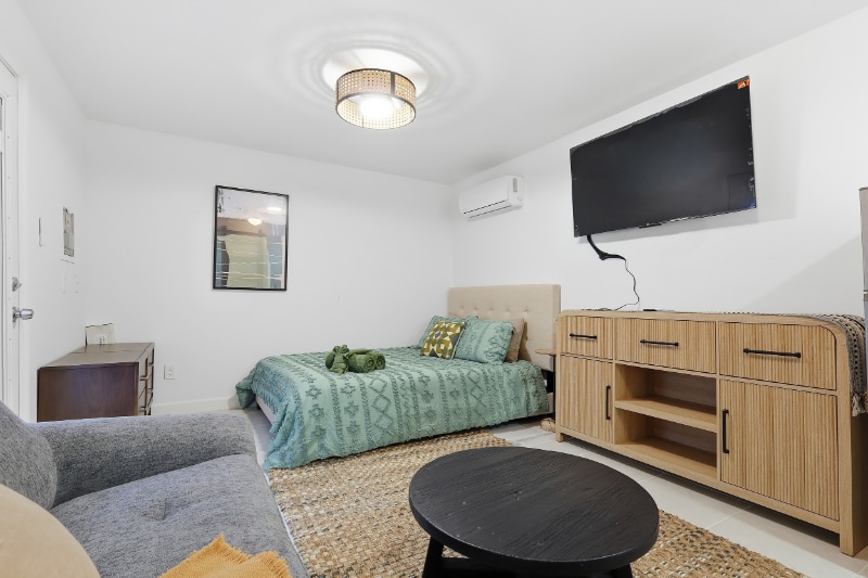 Building Photo - 118 W Sligh Ave