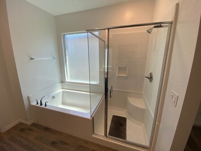 Building Photo - Beautiful 4 bed/3.5 bath home located in N...