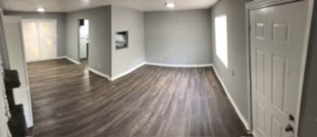 Building Photo - ONE MONTH FREE RENT! Newly Remodeled 2Bed/...