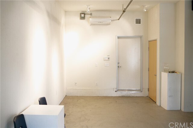 Building Photo - 940 E Civic Center Dr