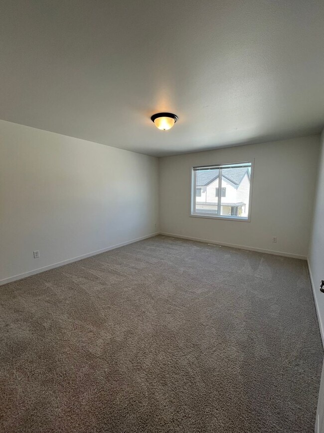 Building Photo - 3 Bed 3 Bath Townhome