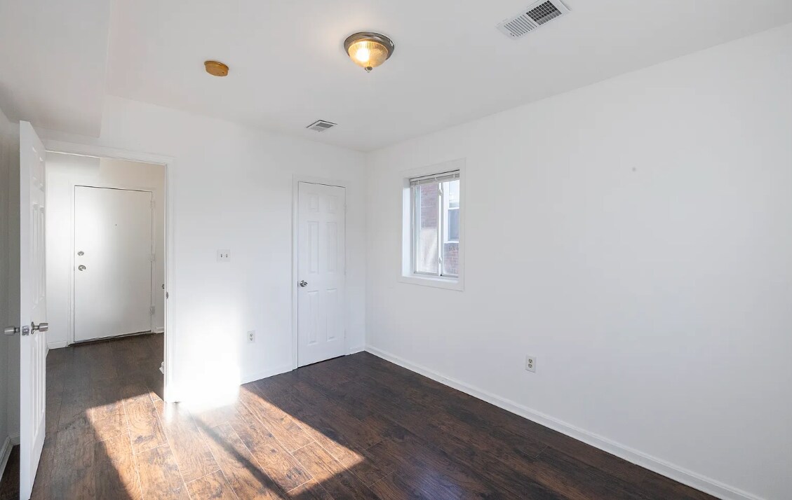 Building Photo - 506 Eastern Ave NE