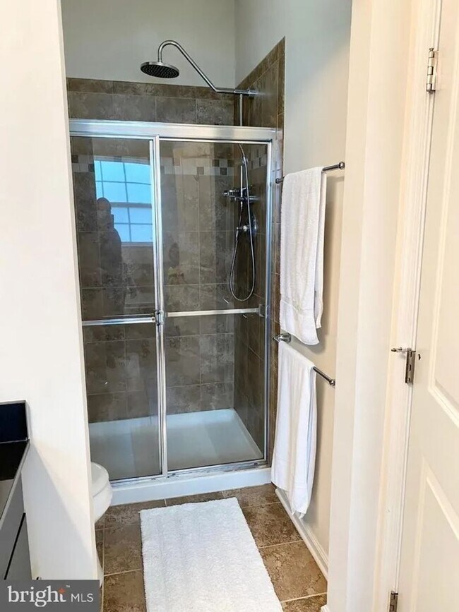 Building Photo - Beautiful Single Family home with Loft and Off Street Parking