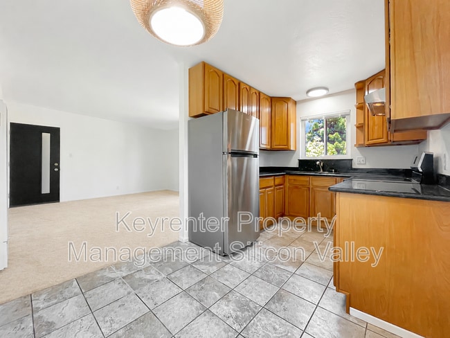 Building Photo - 923 Ravenscourt Ave