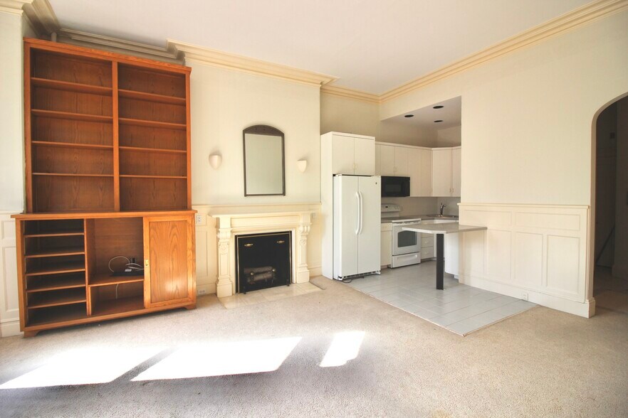 Building Photo - 323 Commonwealth Ave