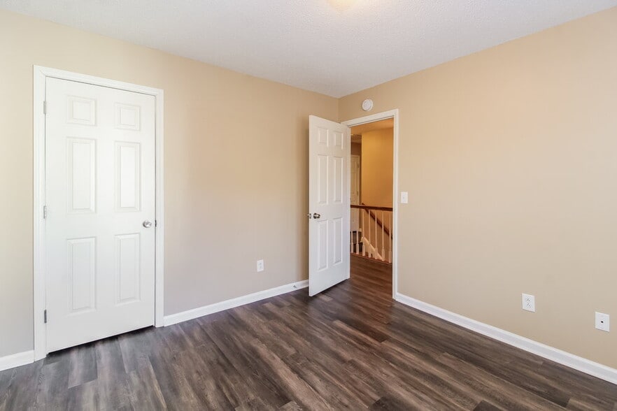 Building Photo - 221 Guinevere Ct