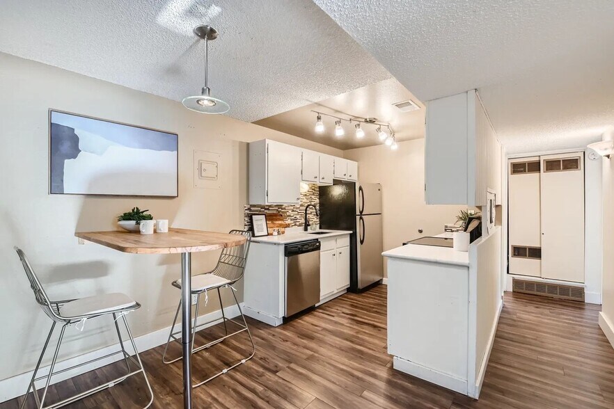 Building Photo - 1608 Cottonwood Dr