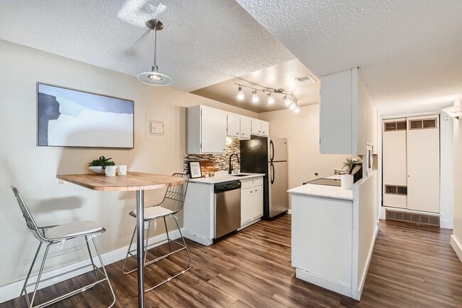 Building Photo - CHARMING 1 Bed 1 Bath Condo Near Downtown Louisville!
