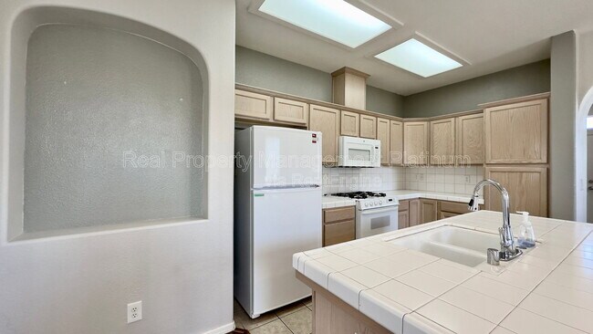 Building Photo - 643 W Casanova Ln