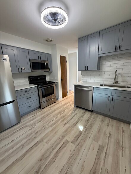 Kitchen, New Appliances - 470 E Vallette St
