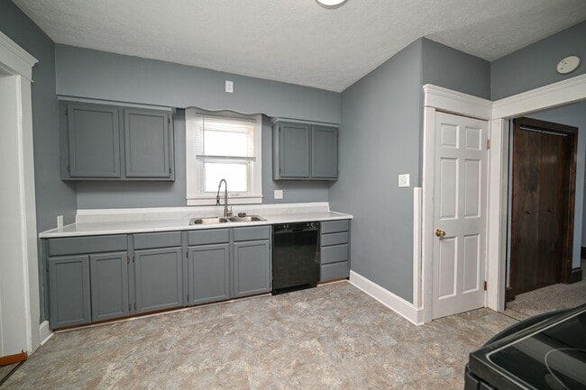 Building Photo - Large 4 Bedroom/2 Bath Home For Rent