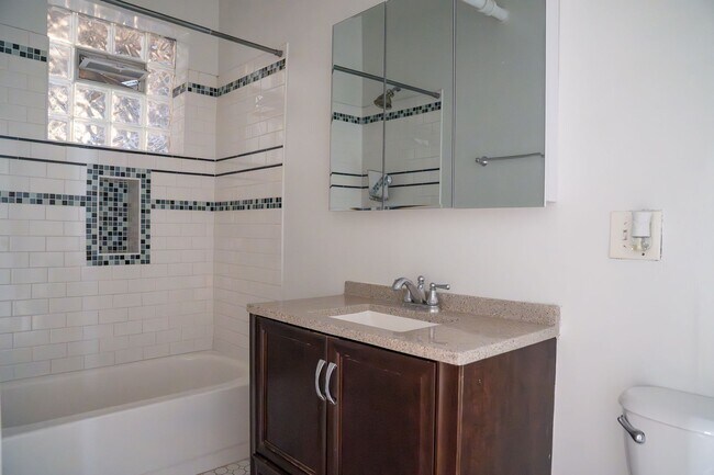Building Photo - Albany Park - 1 Bed / 1 Bath, English Gard...