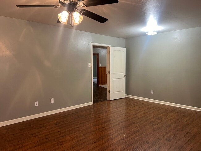 Building Photo - 3 bed 2 bath Move In Ready!