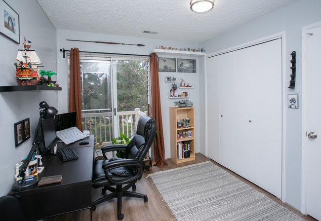 Building Photo - 3 bed 2 bed - in unit laundry - condo!