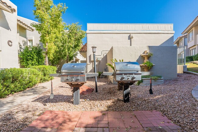 Building Photo - 1820 E Morten Ave