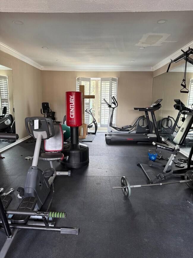 Building Photo - 2425 Underwood St