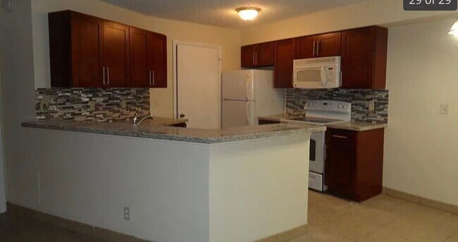 Building Photo - Spacious 2/2 Available for Move-In 9/1