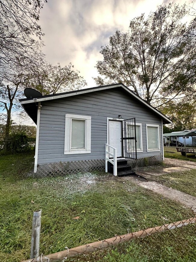 Building Photo - Fully Renovated 3/2 Single Family House Av...