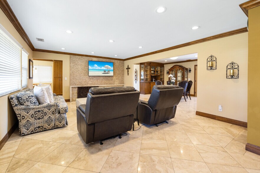 Building Photo - 401 Holmwood Dr