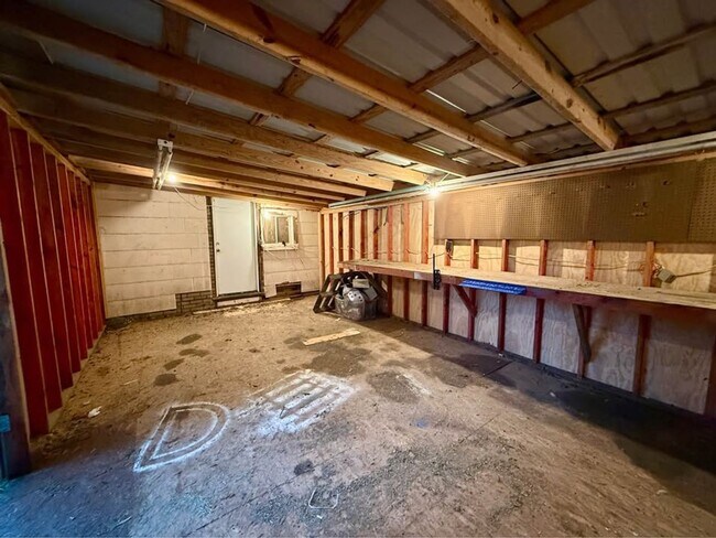 Building Photo - 3 Bedroom 2 Bathroom Home for Rent