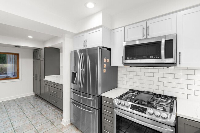 Building Photo - 3 Bed 2 Bath - Takoma Park Split Level - 1...