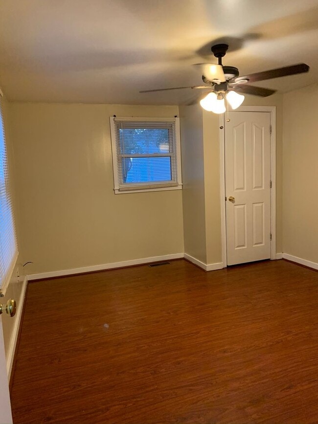 Building Photo - South end 3 Bedrooms 1 1/2 baths