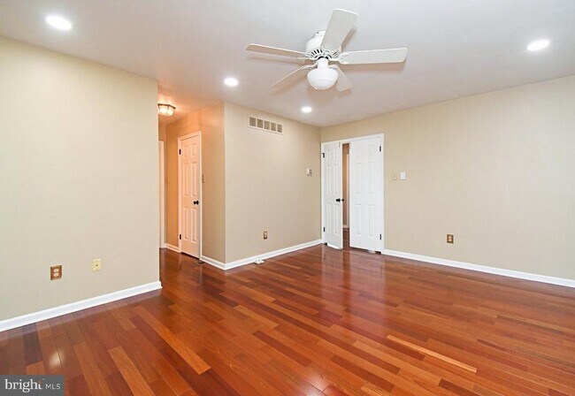 Building Photo - 6 Kanon Ct