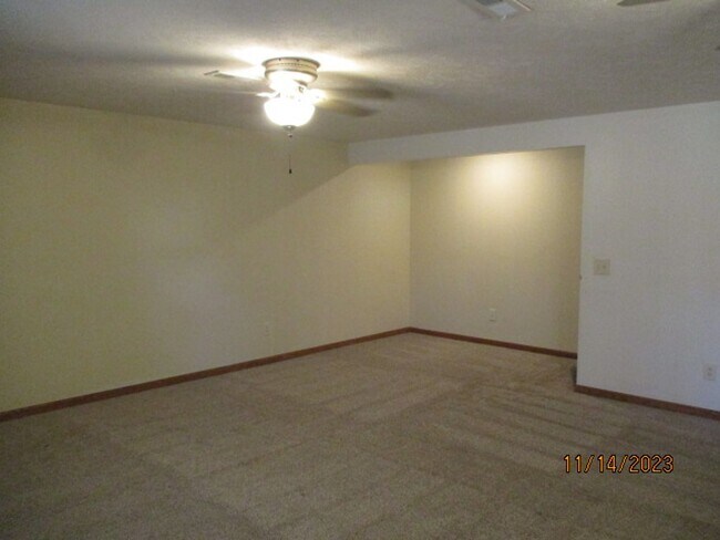 Building Photo - Spacious 6-Bedroom Home in a Prime Location – Room to Live, Work & Relax!