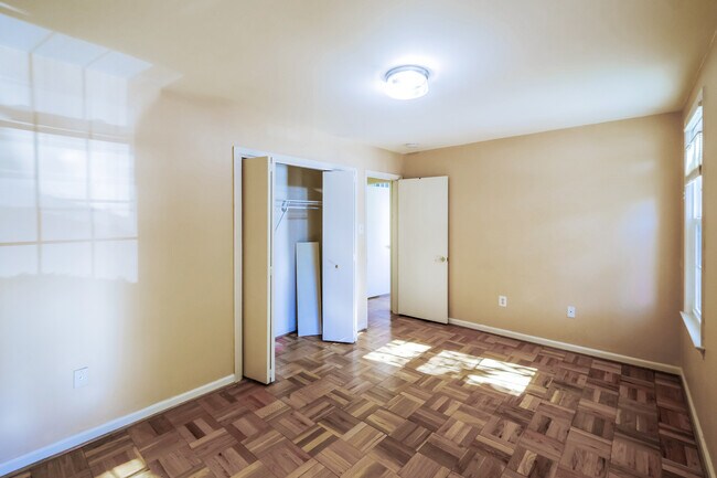 Building Photo - 647 Azalea Dr