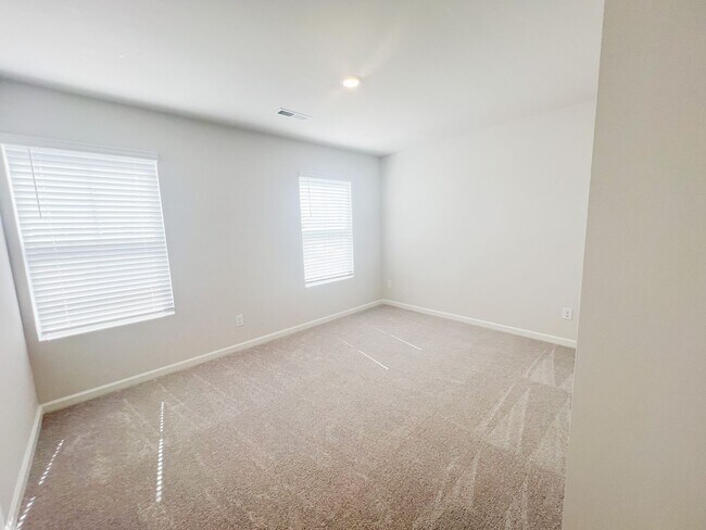 Building Photo - 4 Bedroom 2.5 Bathroom Home