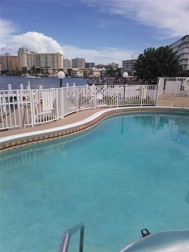 Building Photo - 450 Golden Isles Dr