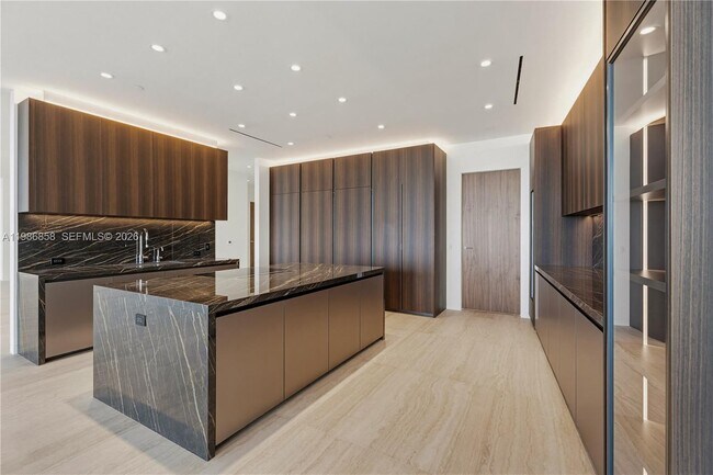 Building Photo - 5 Grove Isle Dr