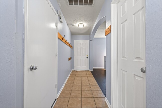 Building Photo - 19215 Hikers Trail Dr