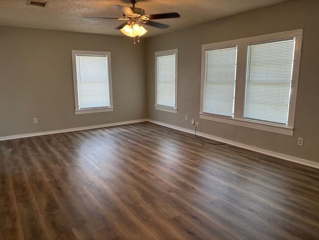 Building Photo - Charming 3 bedroom 2 bath home