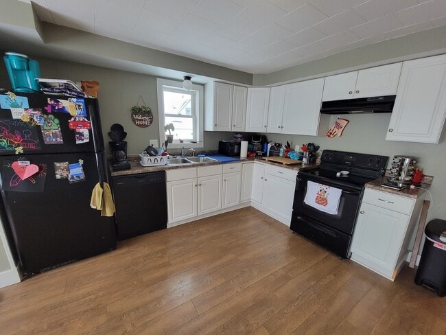 Building Photo - AVAILABLE JUNE - 3 Bed, 1 Bath Updated Home!