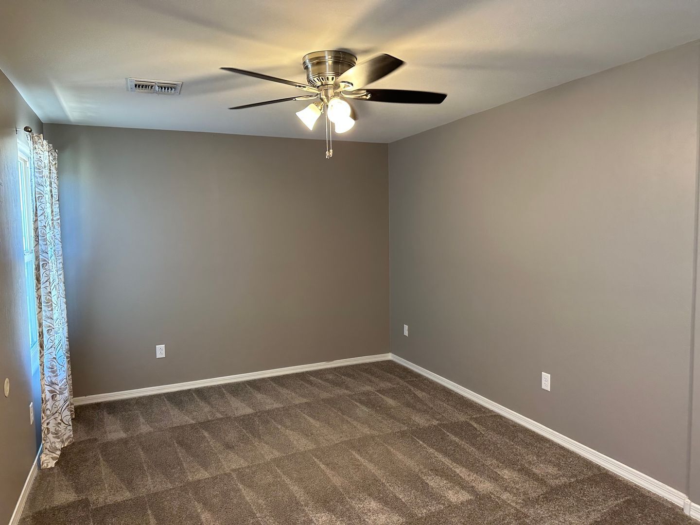 Building Photo - 1445 W Locke Dr