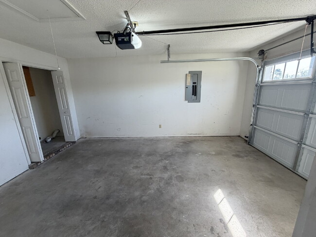 Building Photo - Home For Rent