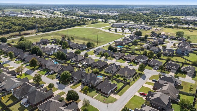 Building Photo - Spacious Home in South Tulsa